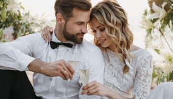 mladomanželia si pripíjajú