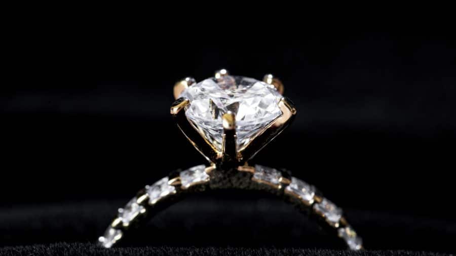 prsteň s diamantom