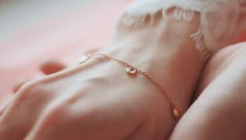 minimalistický náramok na ruku