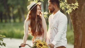 zamilový pár na seba pozerá a vezie sa na bicykli