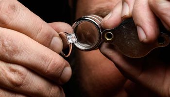 Skúmanie zafarbenia diamantu osadeného v zásnubnom prsteni