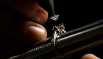 Zlatník osádza diamant do zásnubného prsteňa