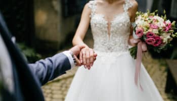 nevesta a ženích sa držia za ruky