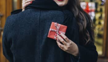 žena dostala darček od muža